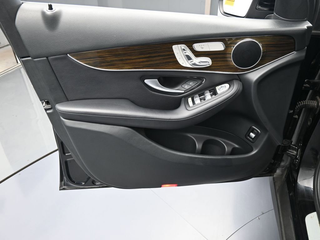 Used 2019 Mercedes-Benz GLC 300 4MATIC image 12