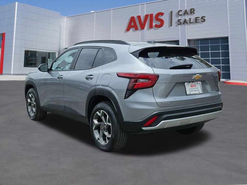 Used 2025 Chevrolet Trax LT w/ LT Convenience Package FWD image 3