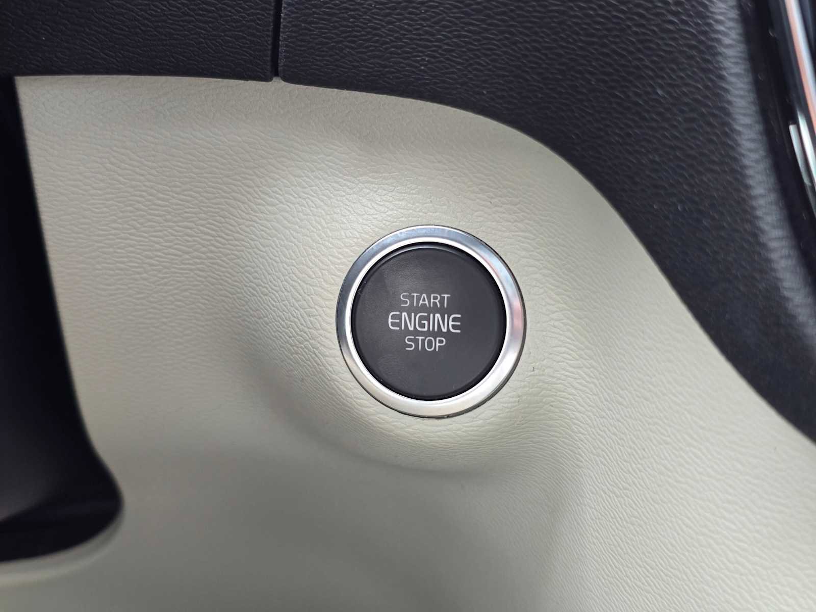 Used 2019 Volvo XC40 T5 Momentum image 35