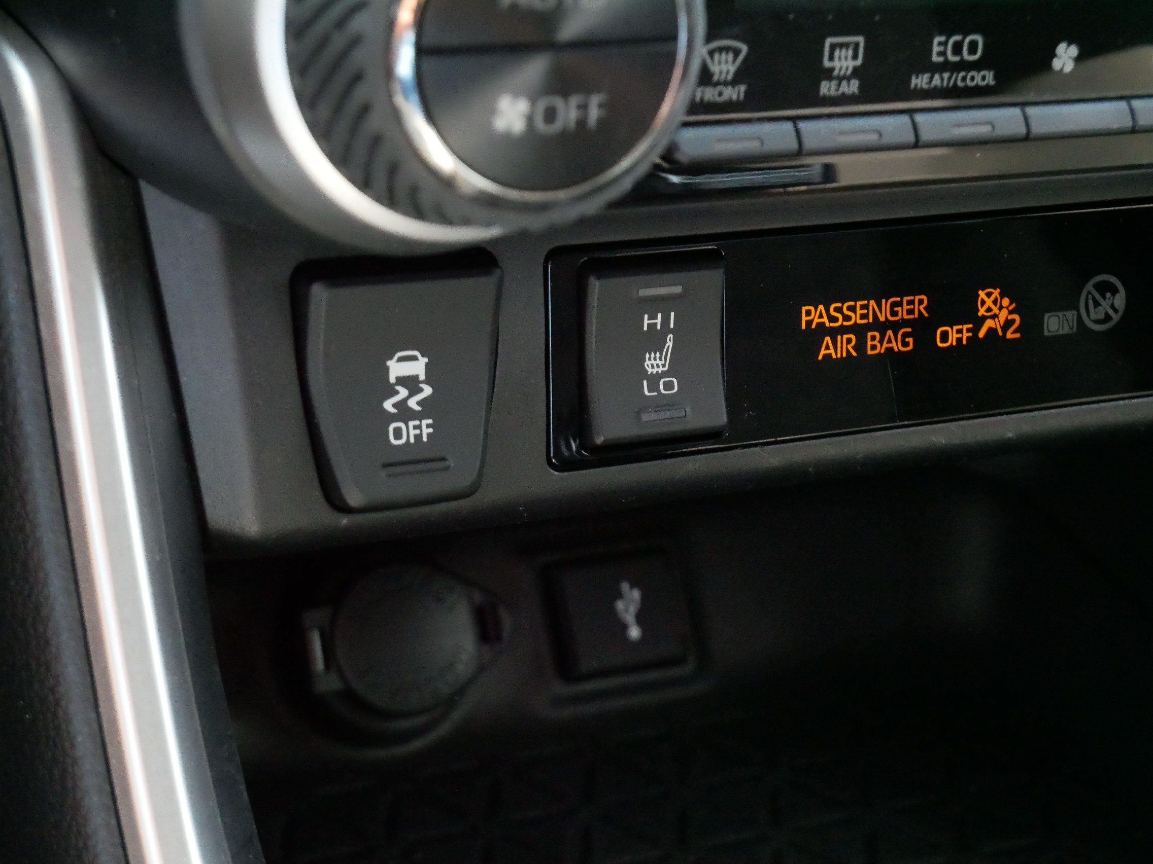 Certified 2020 Toyota RAV4 XLE w/ XLE Grade Weather Package AWD/4WD image 28
