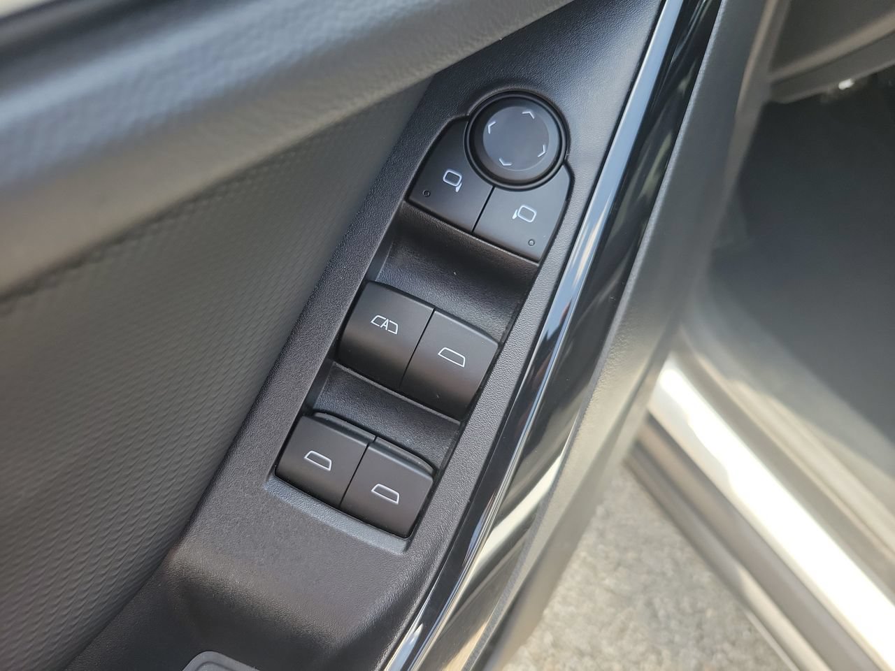 Used 2026 Chevrolet Equinox LT FWD image 13