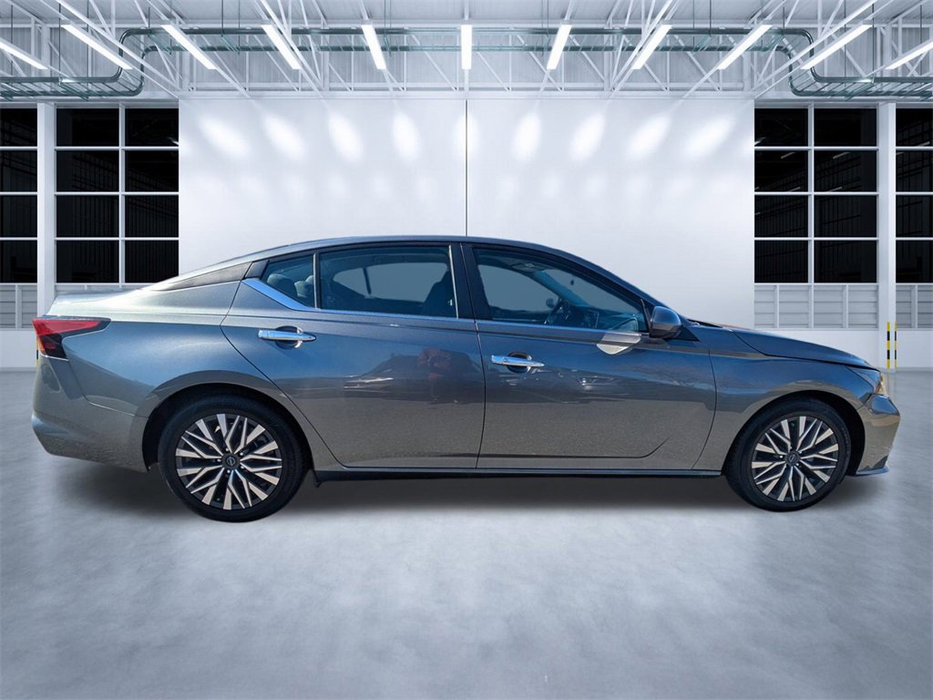 Used 2023 Nissan Altima 2.5 SV image 3