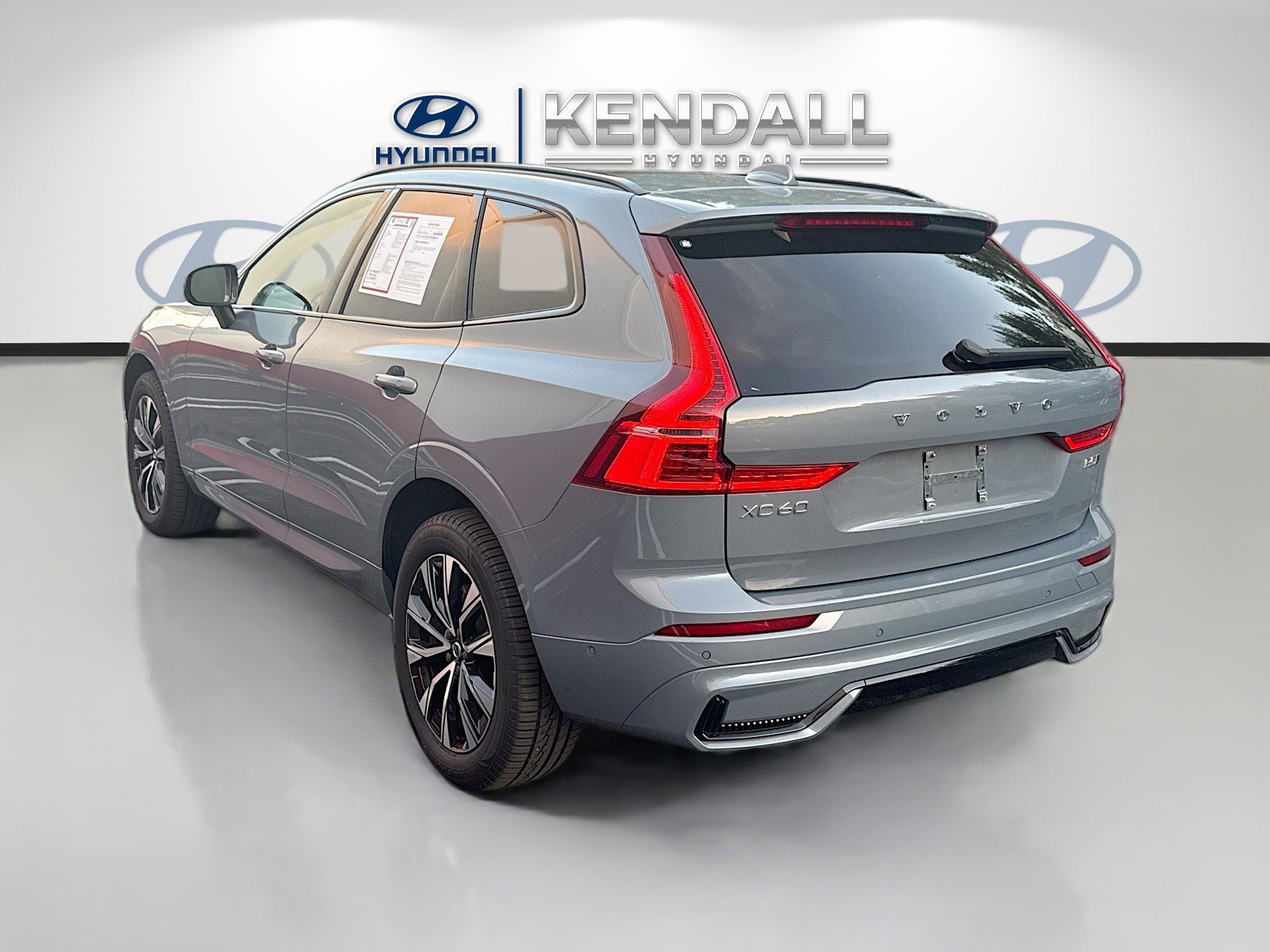 Used 2024 Volvo XC60 B5 Plus image 4