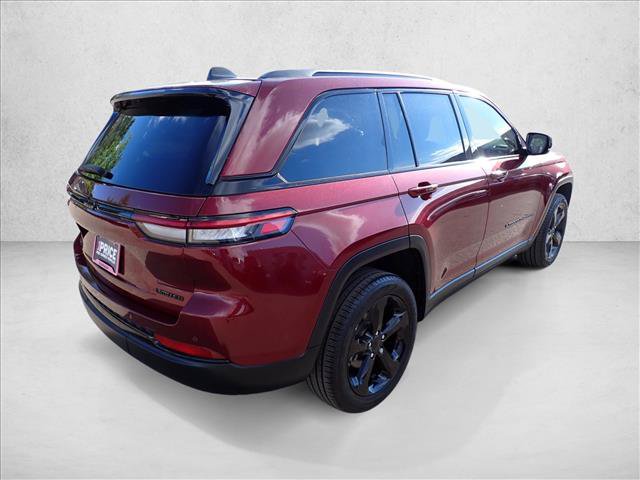 Used 2023 Jeep Grand Cherokee Limited w/ Black Appearance Package AWD/4WD image 4