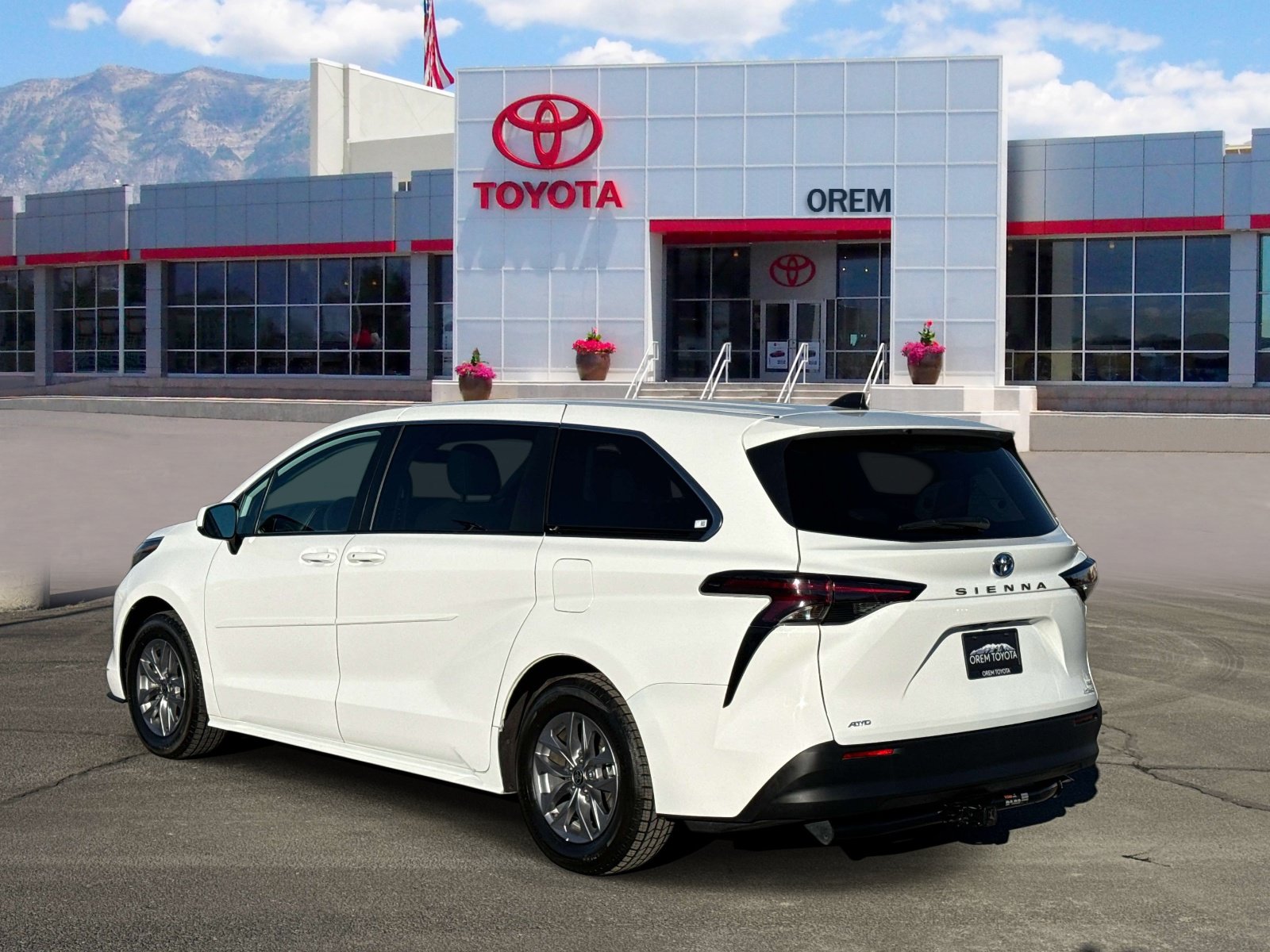 Used 2024 Toyota Sienna LE AWD/4WD image 5