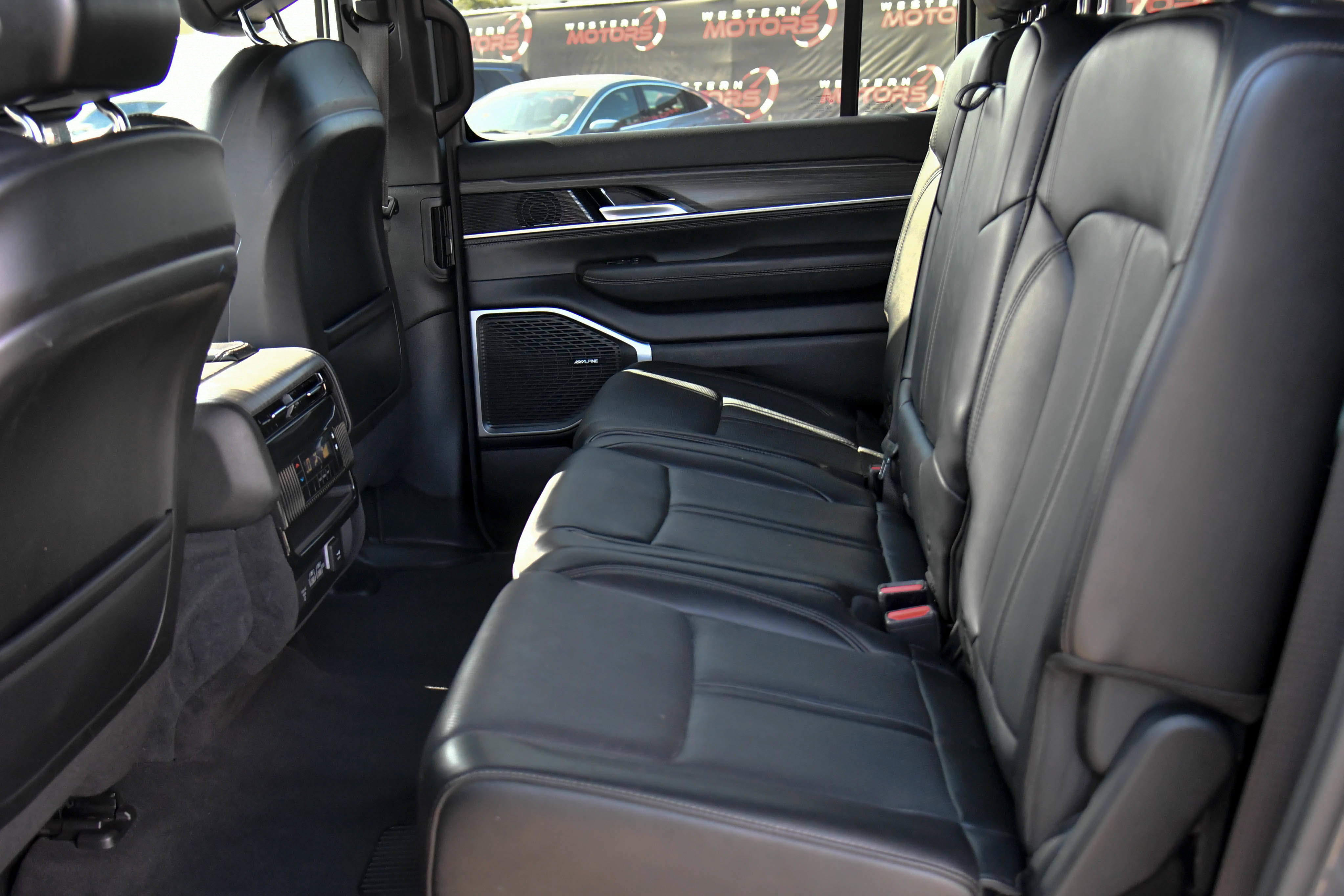 Used 2024 Jeep Wagoneer L Series II RWD image 42