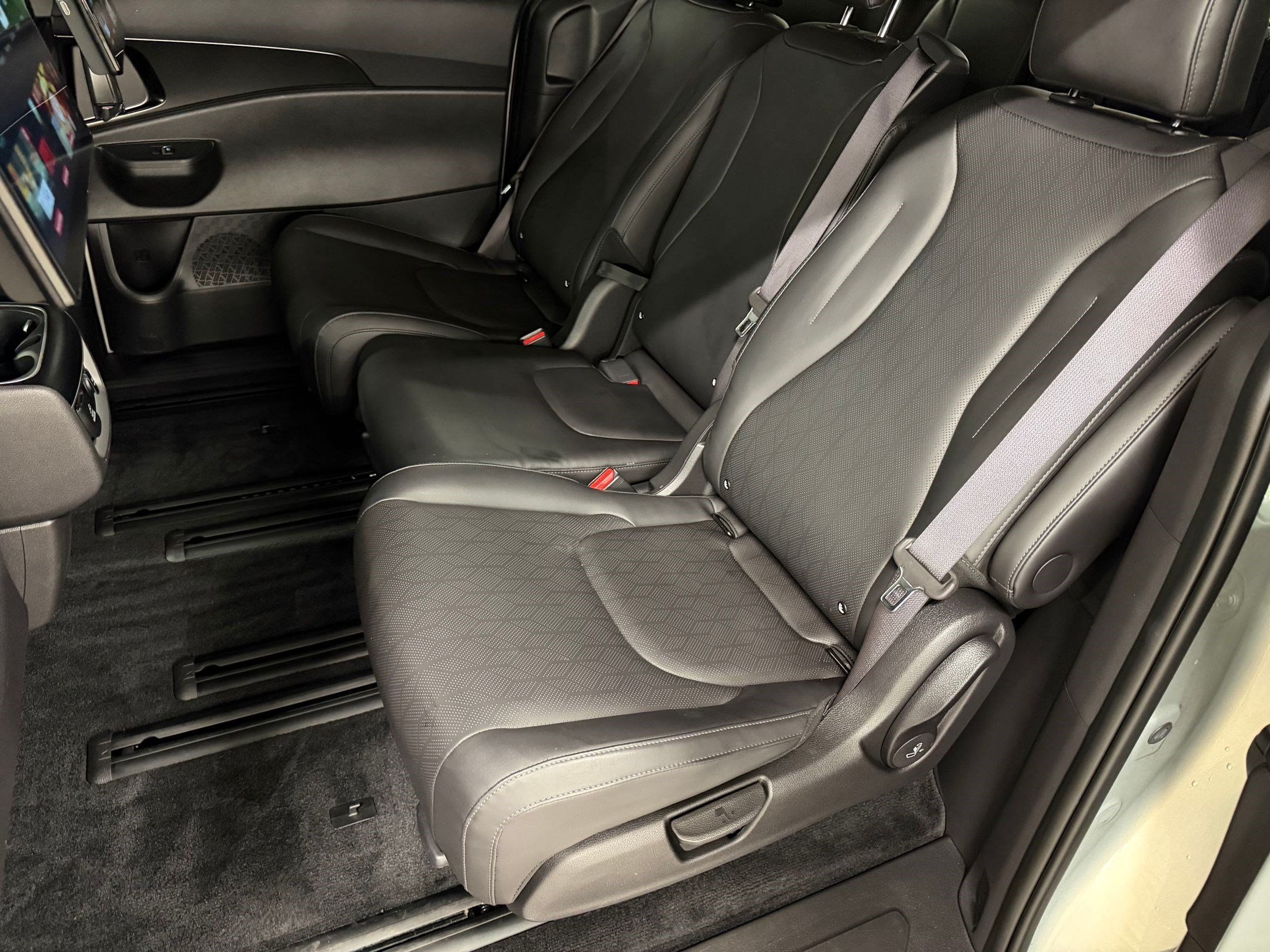 Used 2025 Kia Carnival SX FWD image 35