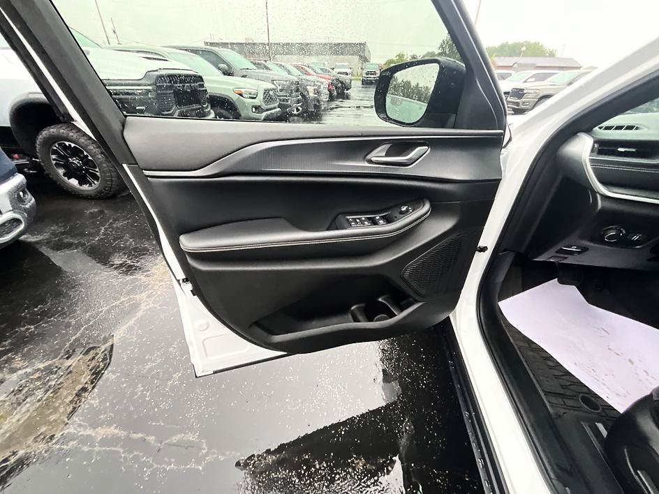 Used 2023 Jeep Grand Cherokee Altitude AWD/4WD image 11