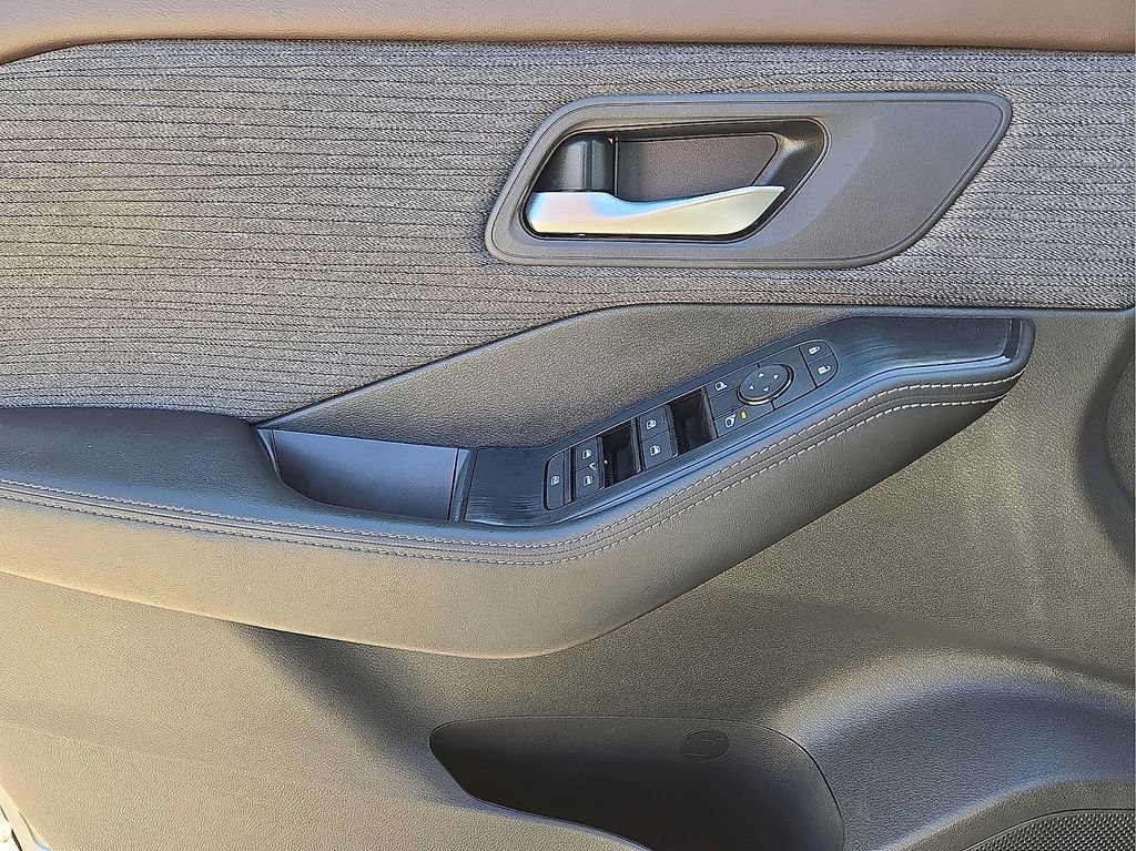 Used 2023 Nissan Rogue SV image 20