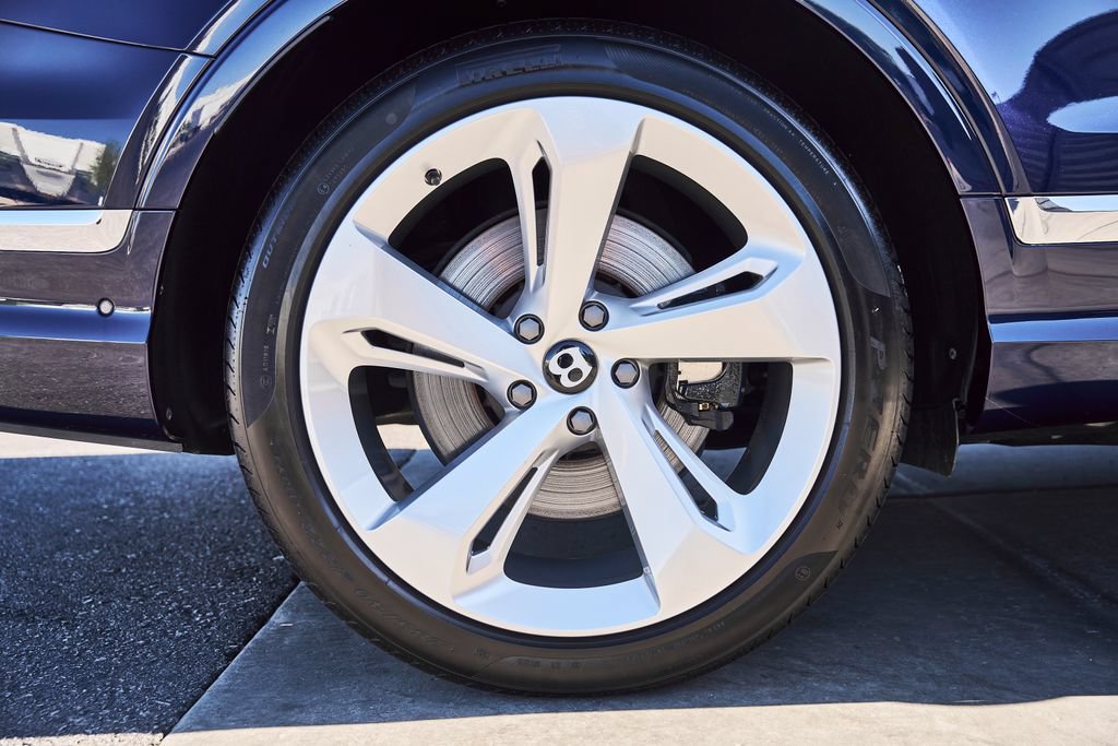 Used 2025 Bentley Bentayga Extended Wheelbase AWD/4WD image 19