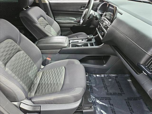 Used 2023 Nissan Pathfinder S image 19