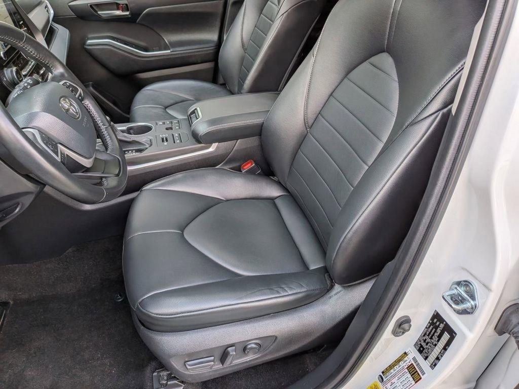 Used 2023 Toyota Highlander XLE AWD/4WD image 24