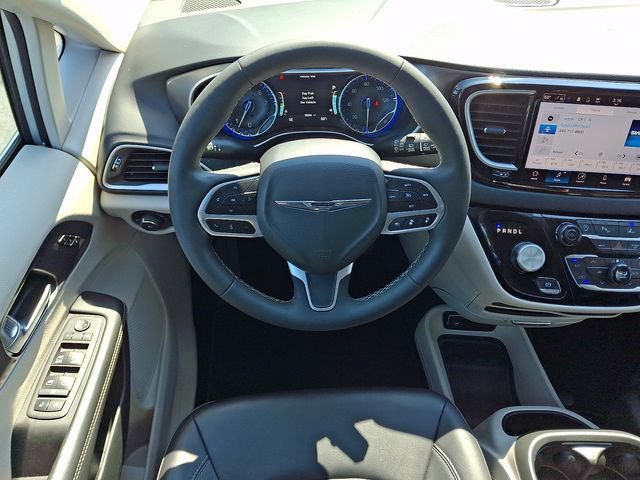 Used 2024 Chrysler Pacifica Touring-L FWD image 13