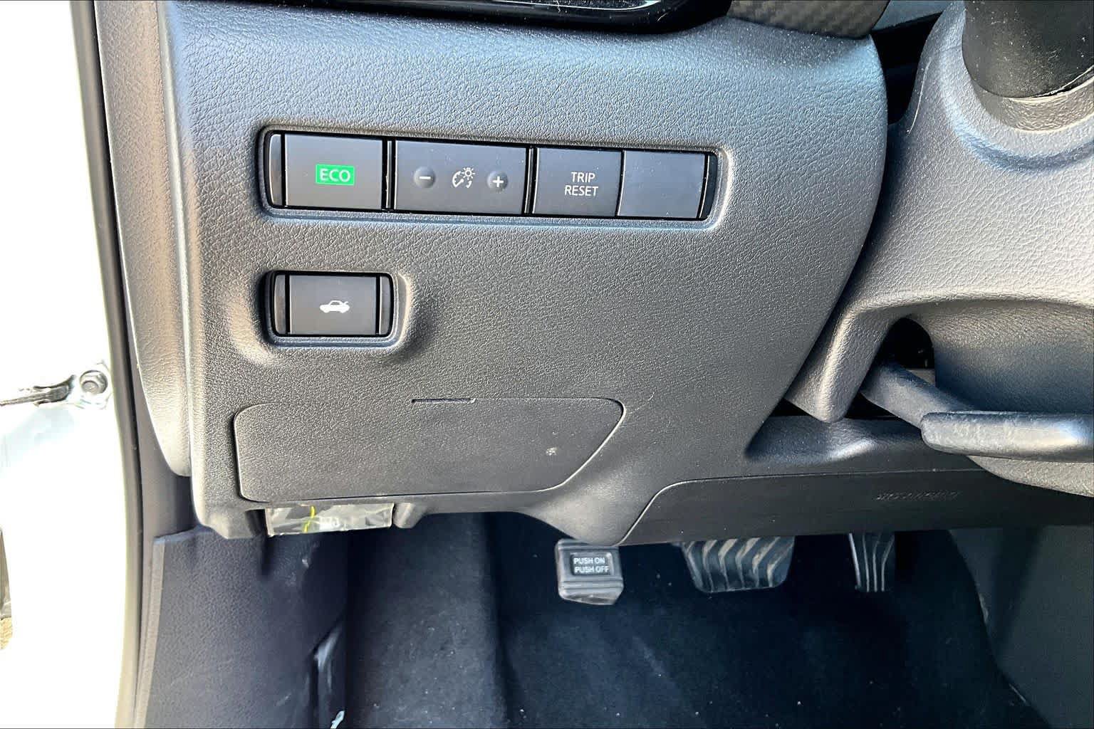 Used 2025 Nissan Sentra SV FWD image 33