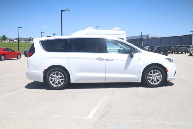 Used 2024 Chrysler Pacifica Touring-L FWD image 4