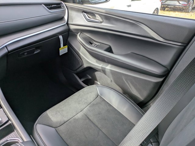 New 2025 Jeep Grand Cherokee L Laredo image 15