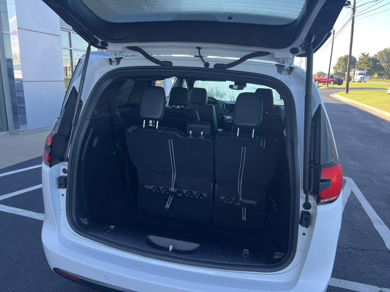New 2026 Chrysler Pacifica Select w/ S Appearance Package image 12