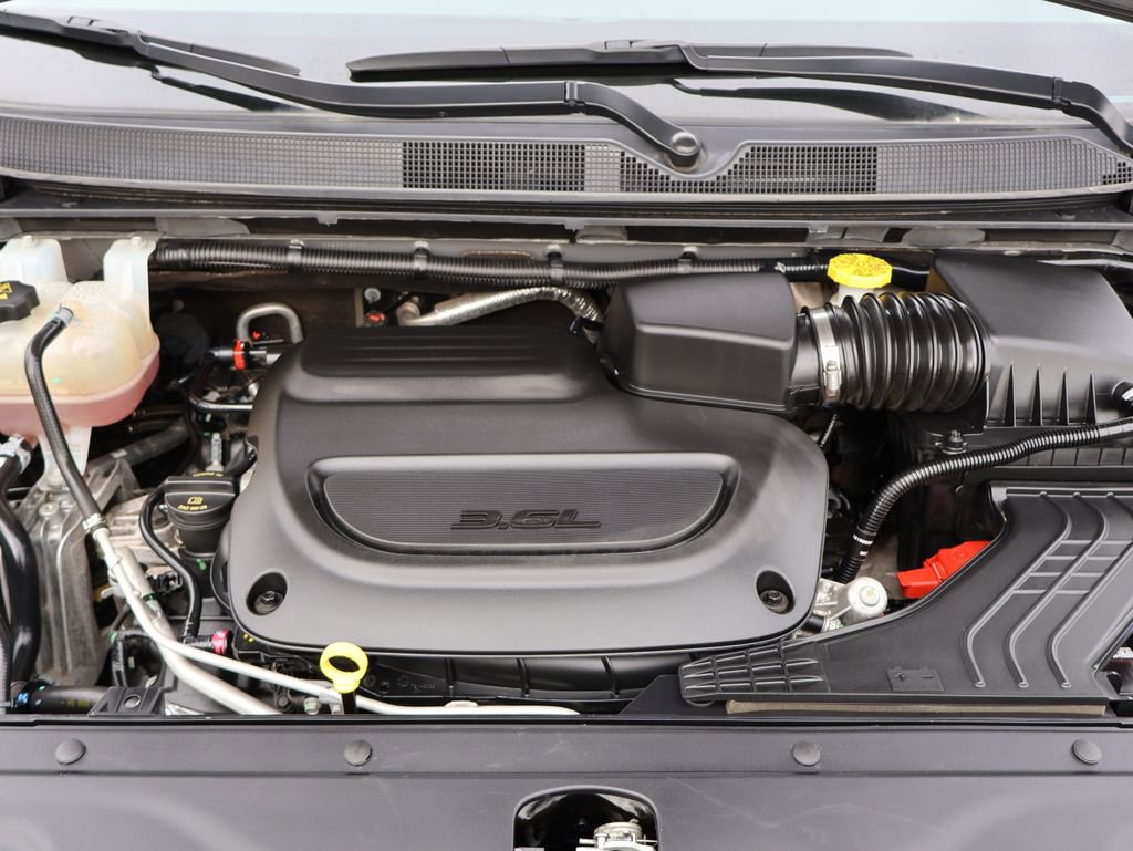 Used 2023 Chrysler Pacifica Touring-L image 11