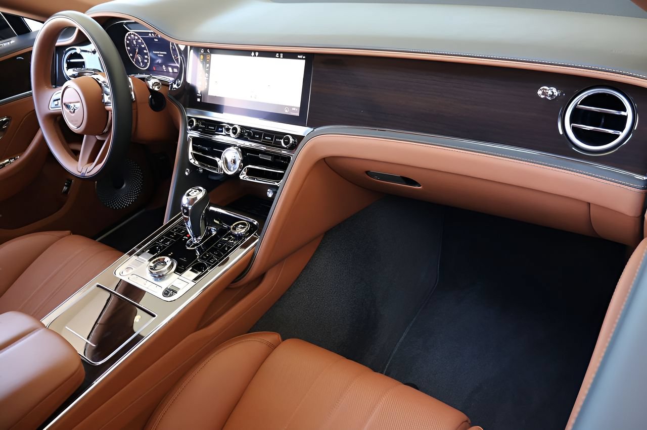 Used 2024 Bentley Flying Spur V8 AWD/4WD image 2