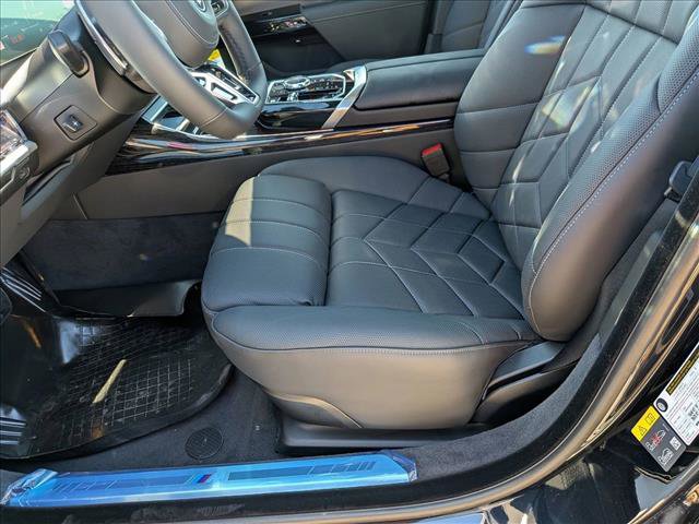 New 2026 BMW 750e xDrive image 4