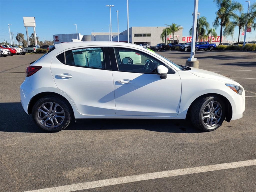 Used 2020 Toyota Yaris XLE image 3
