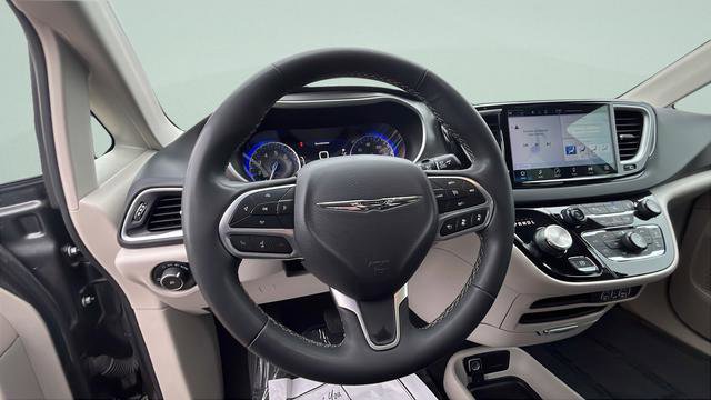 Used 2023 Chrysler Pacifica Touring-L FWD image 13