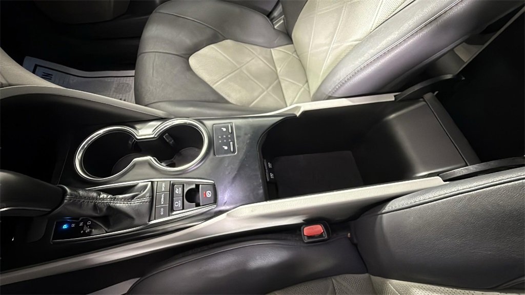 Used 2019 Toyota Camry XLE image 25