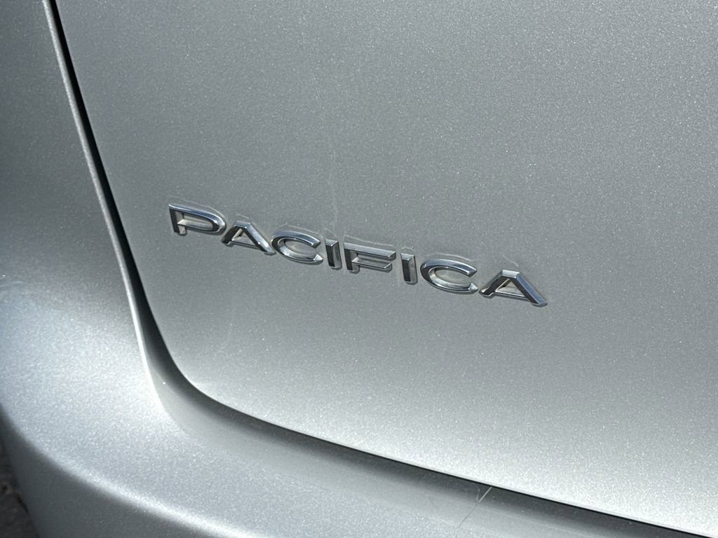 Used 2024 Chrysler Pacifica Touring-L FWD image 10