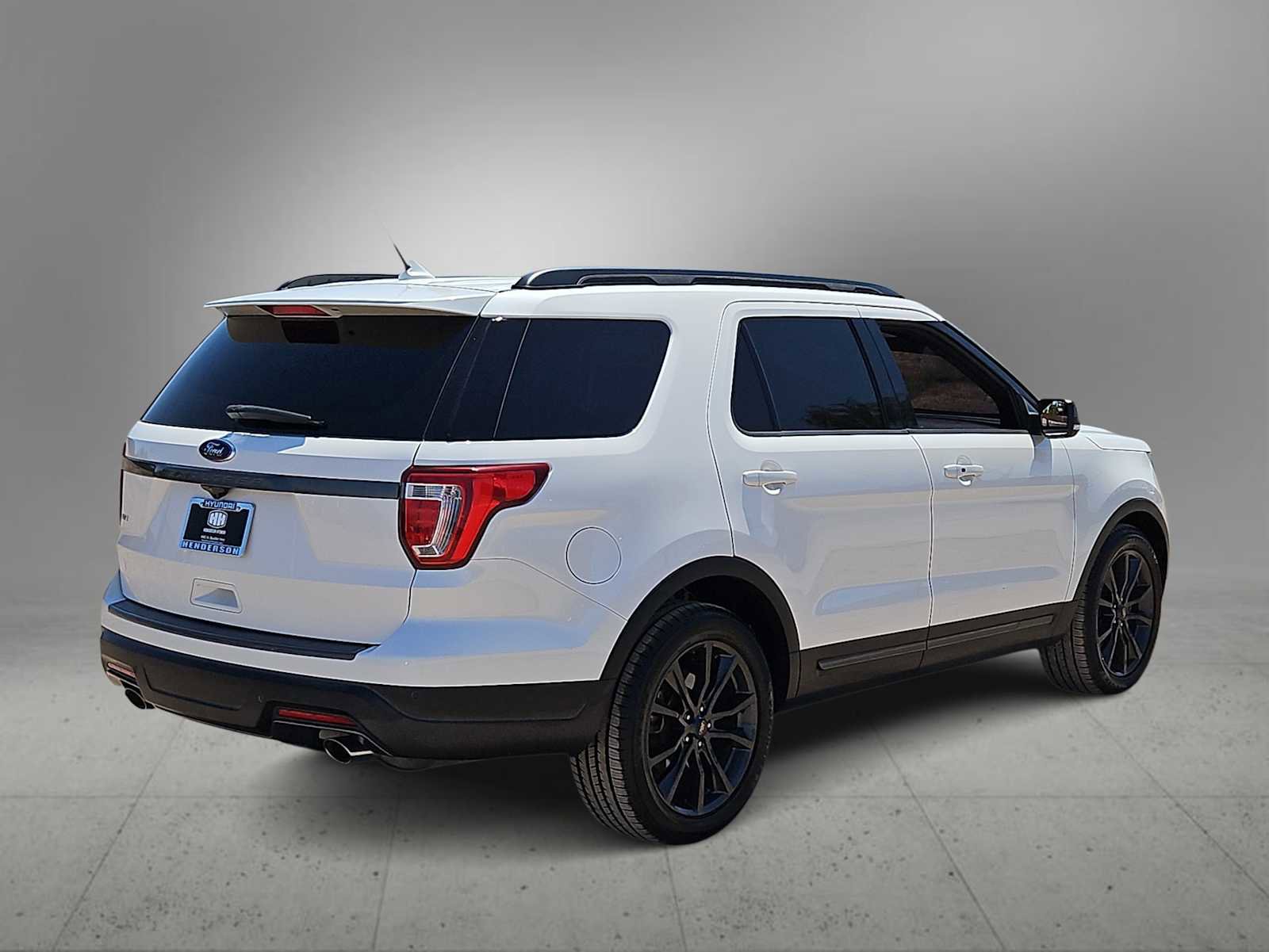 Used 2018 Ford Explorer XLT w/ Equipment Group 202A FWD image 8