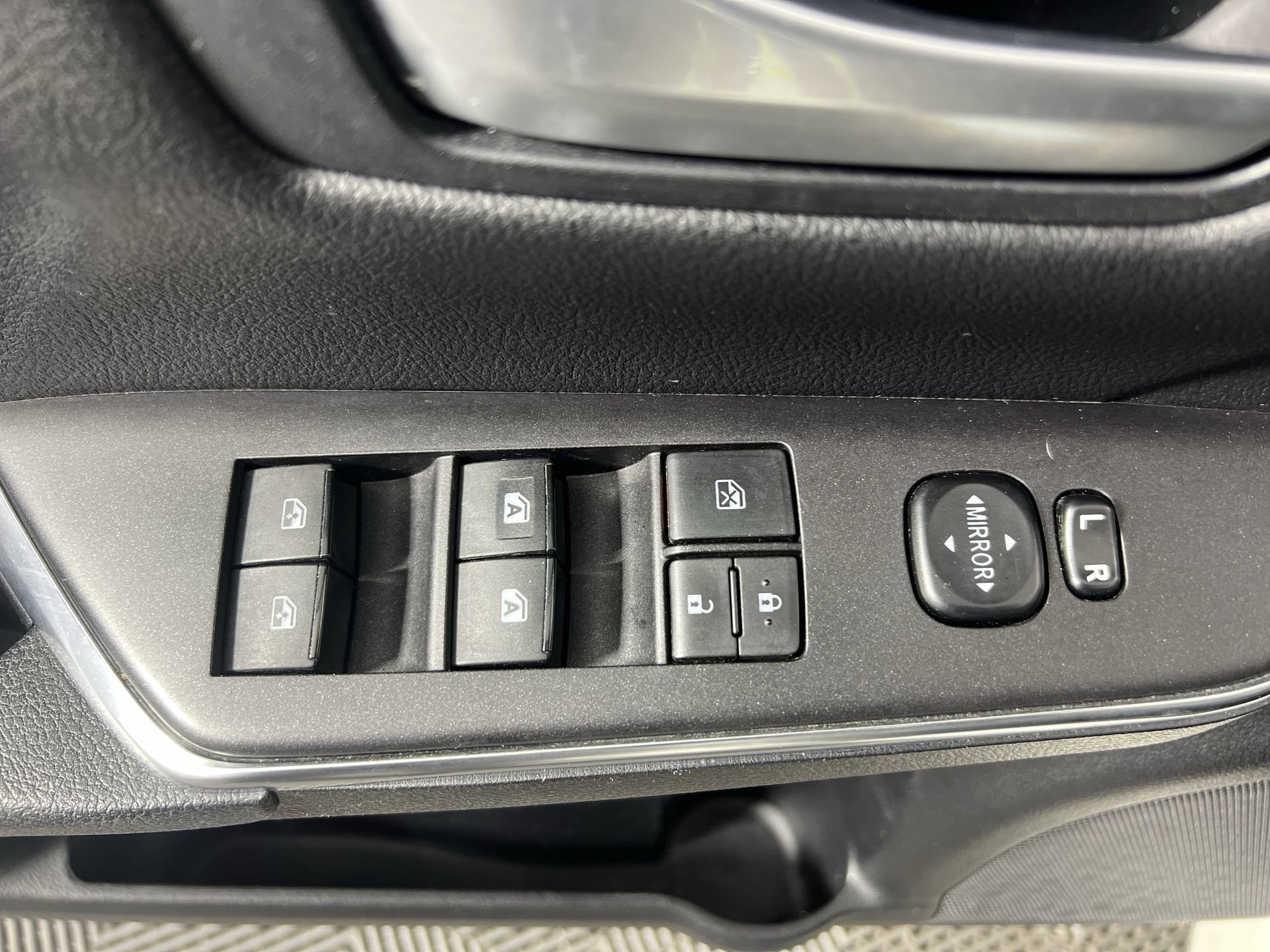Used 2016 Toyota Camry SE FWD image 16