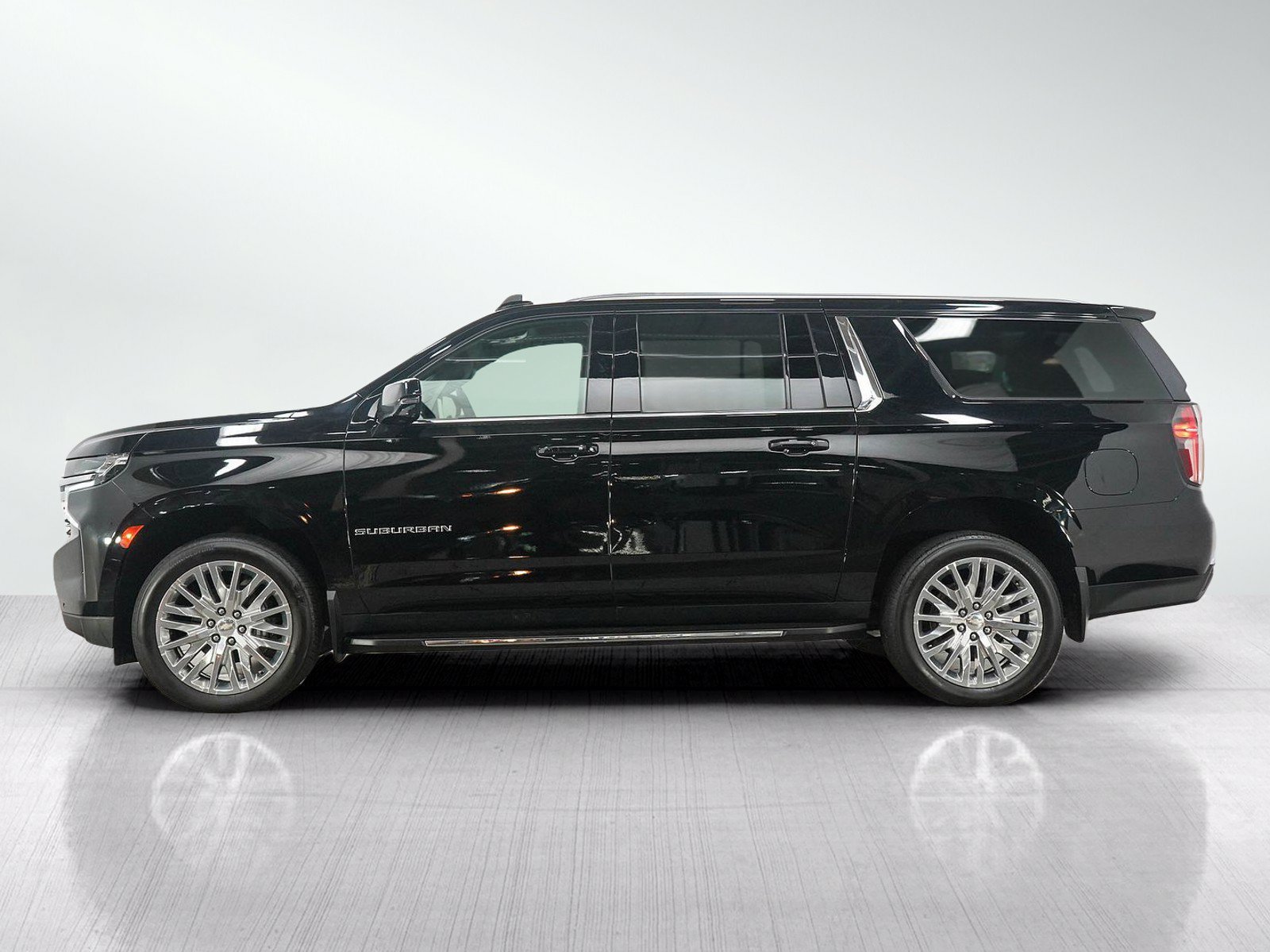 Used 2023 Chevrolet Suburban LT w/ LT Signature Package AWD/4WD image 2