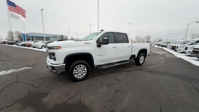 Used 2024 Chevrolet Silverado 2500 LT AWD/4WD image 4