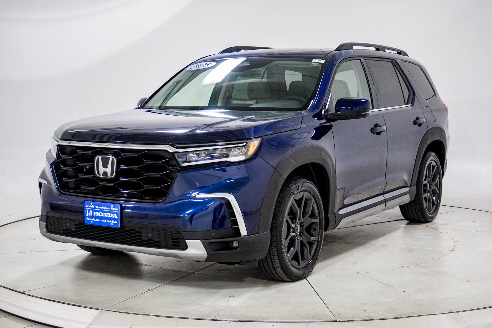 Certified 2025 Honda Pilot Touring image 3
