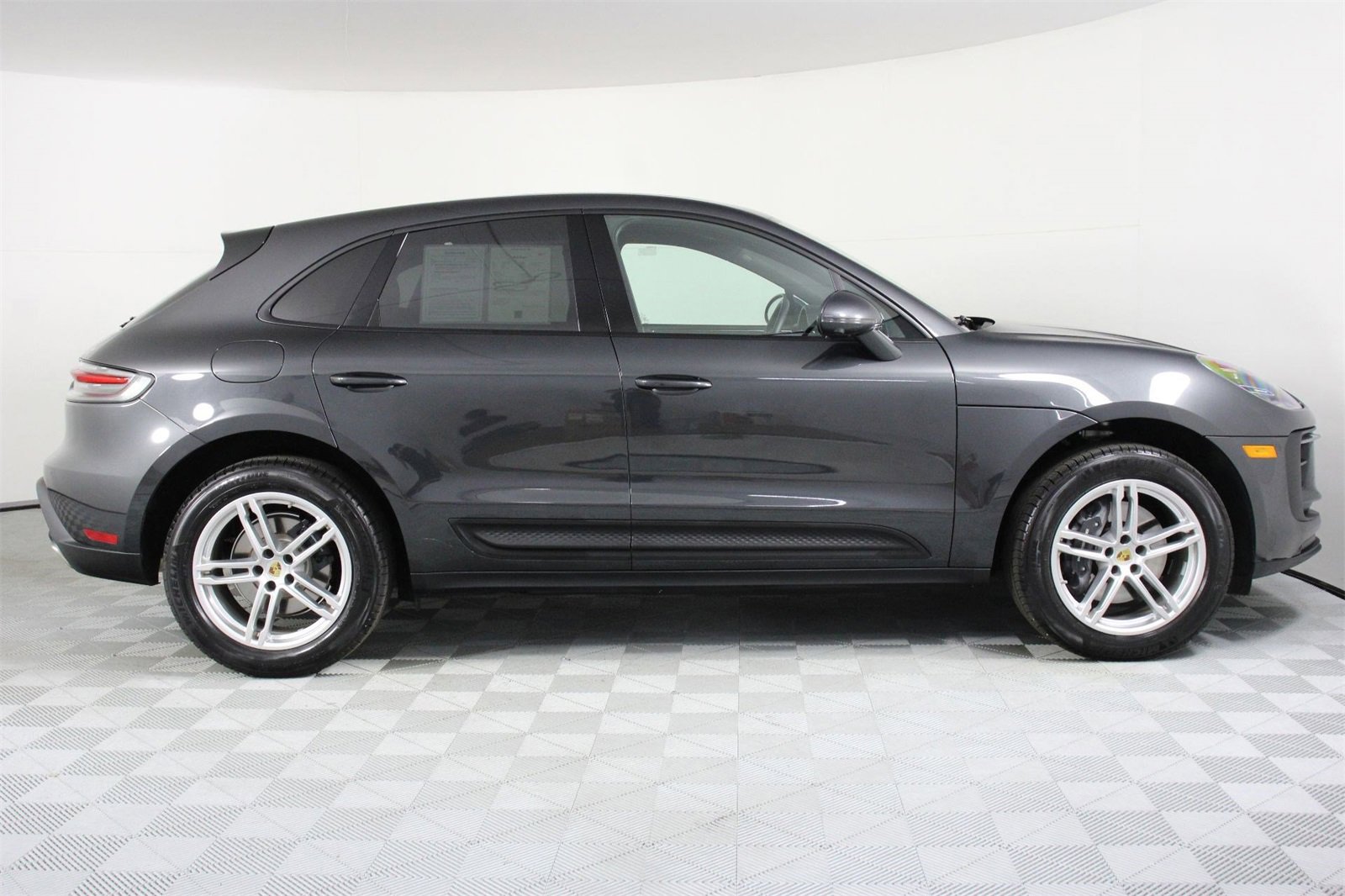 Used 2025 Porsche Macan image 8