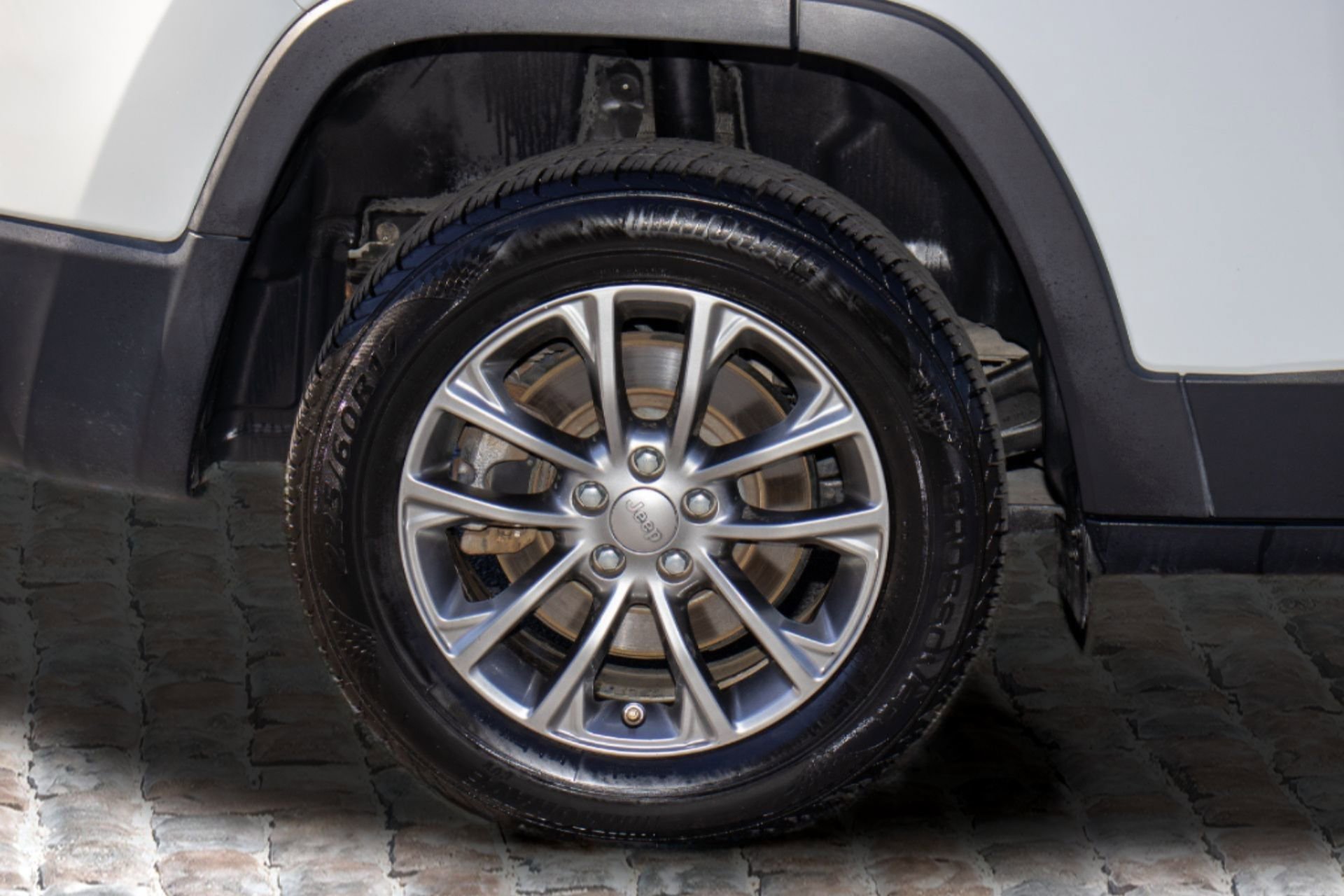 Used 2019 Jeep Cherokee Latitude Plus w/ Comfort/Convenience Group image 40