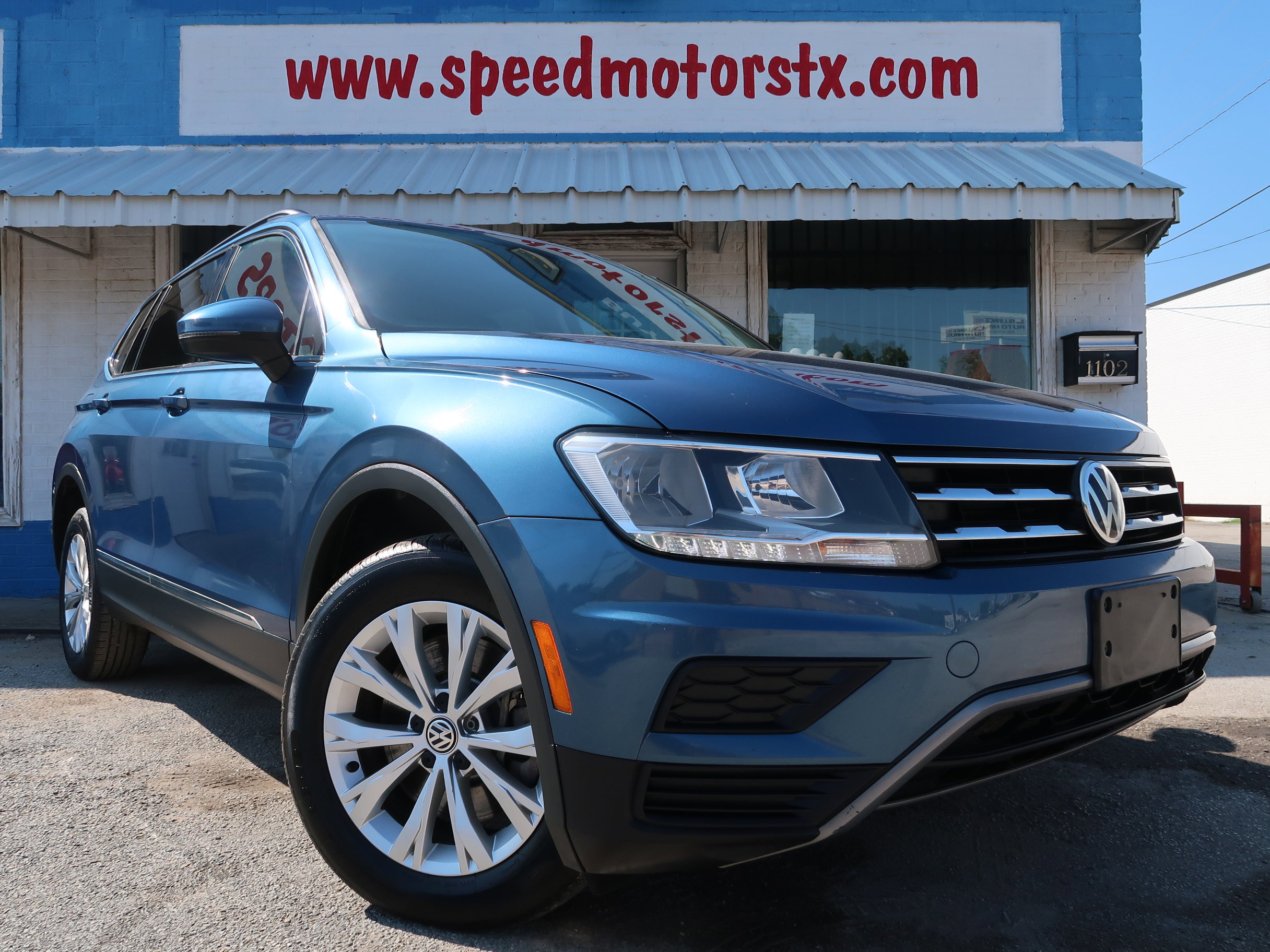 Used 2018 Volkswagen Tiguan SEL image 2