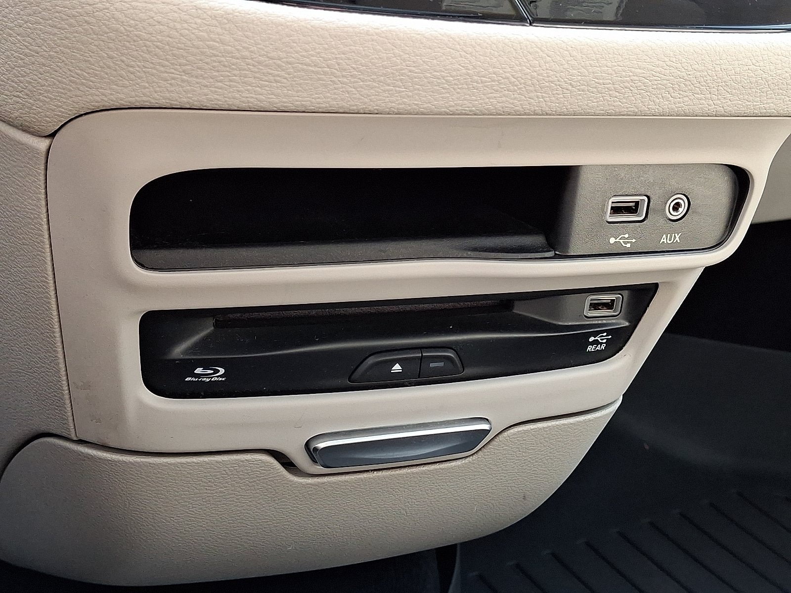 Used 2019 Chrysler Pacifica Limited w/ Advanced Safetytec Group FWD image 29