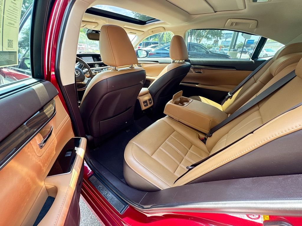 Used 2017 Lexus ES 350 w/ Ultra Luxury Package FWD image 31