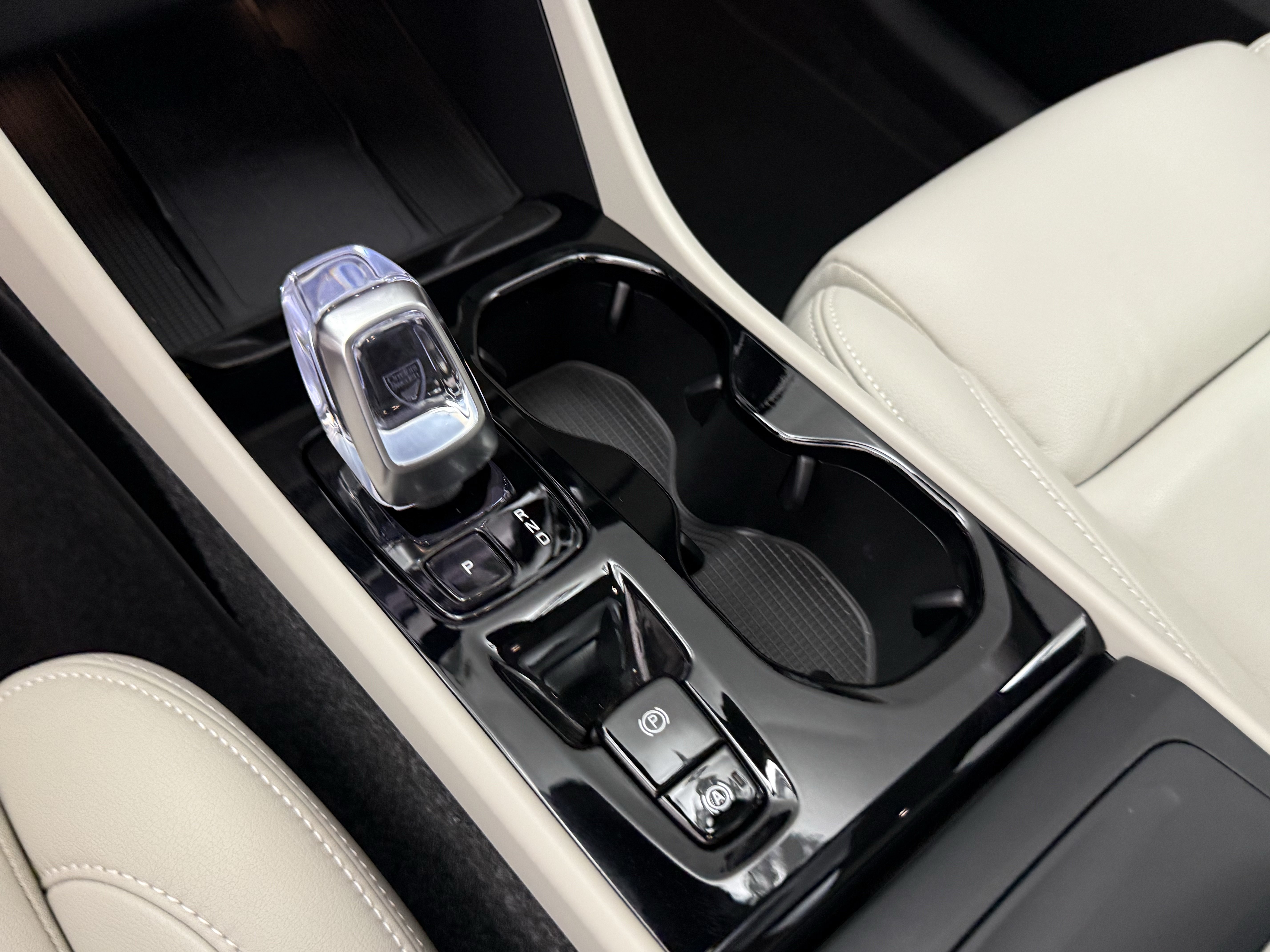 Certified 2025 Volvo XC40 B5 Ultra AWD/4WD image 22