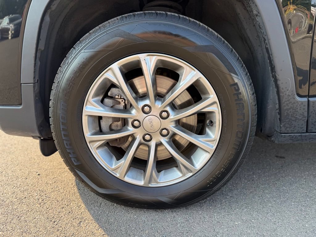 Used 2019 Jeep Cherokee Latitude Plus AWD/4WD image 9