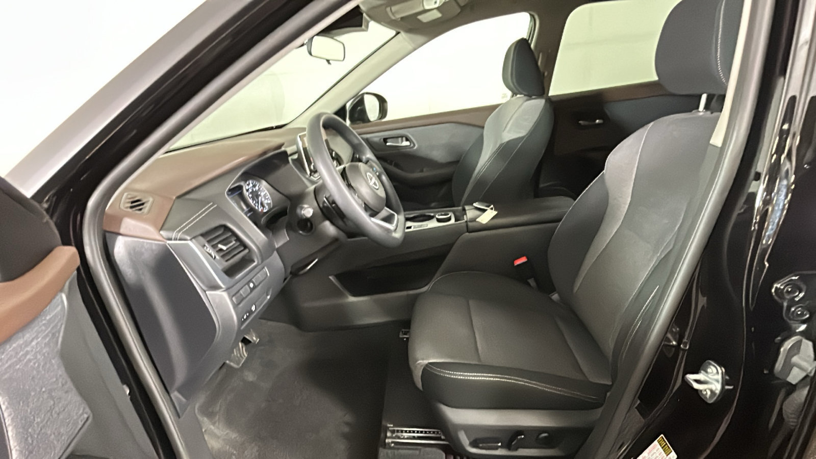 Used 2023 Nissan Rogue SV AWD/4WD image 14