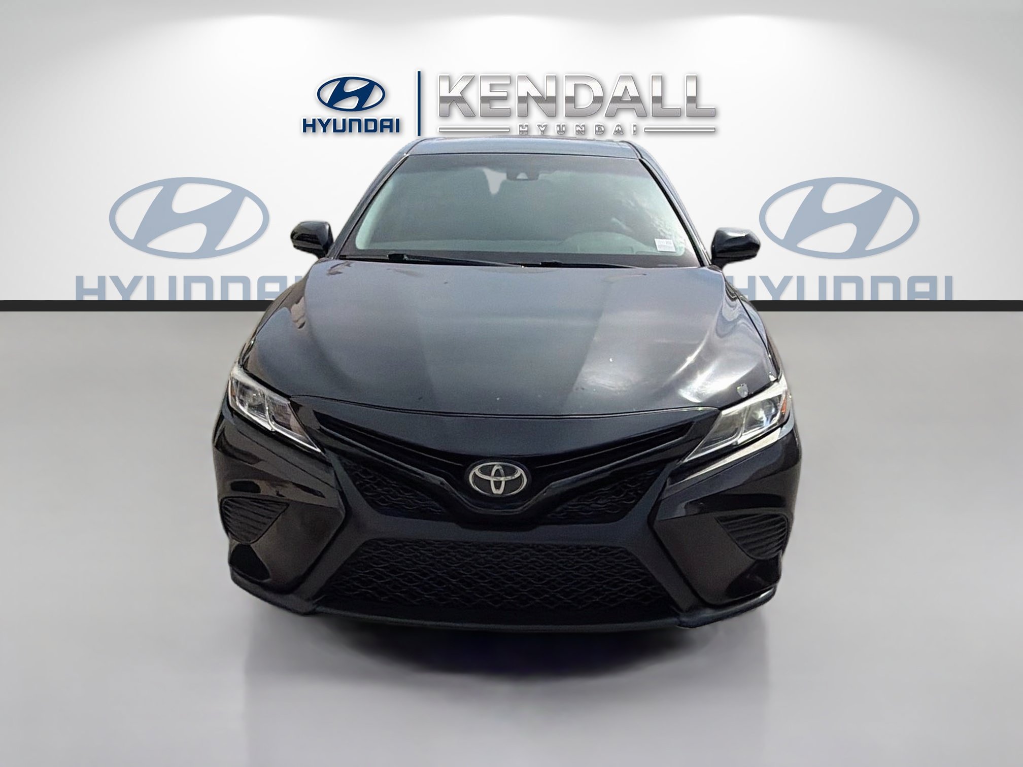 Used 2019 Toyota Camry SE FWD image 2