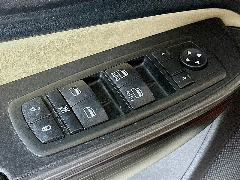 Used 2015 Jeep Cherokee Limited w/ Luxury Group AWD/4WD image 19