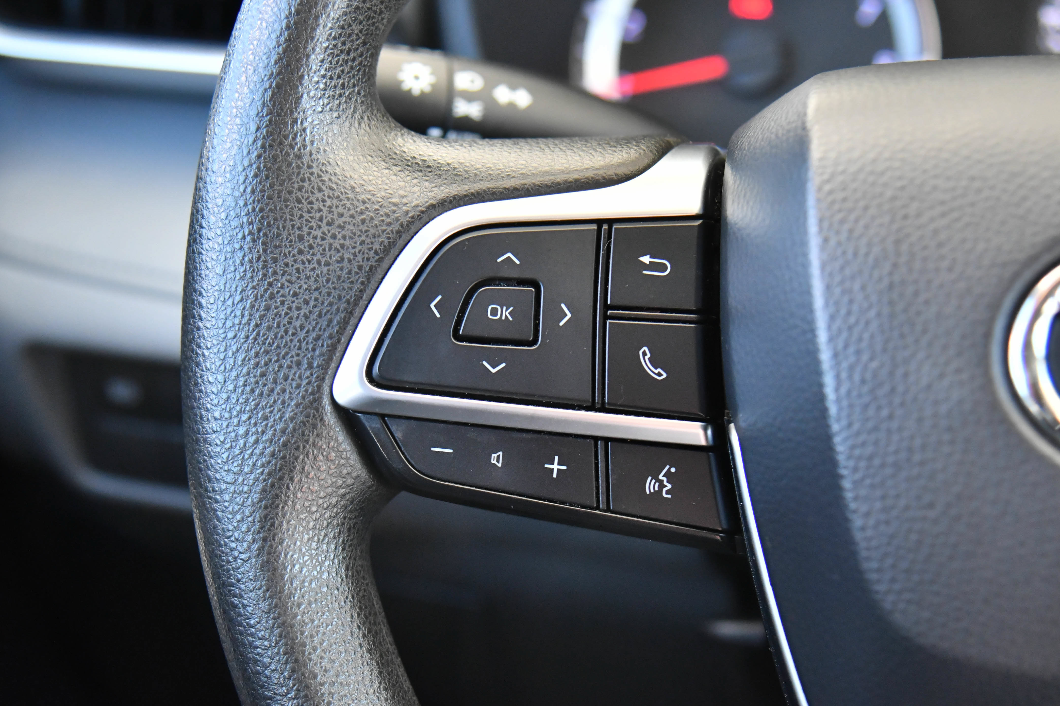 Used 2021 Toyota Highlander L FWD image 30