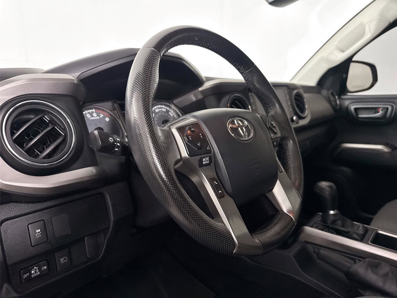 Used 2020 Toyota Tacoma SR5 AWD/4WD image 4