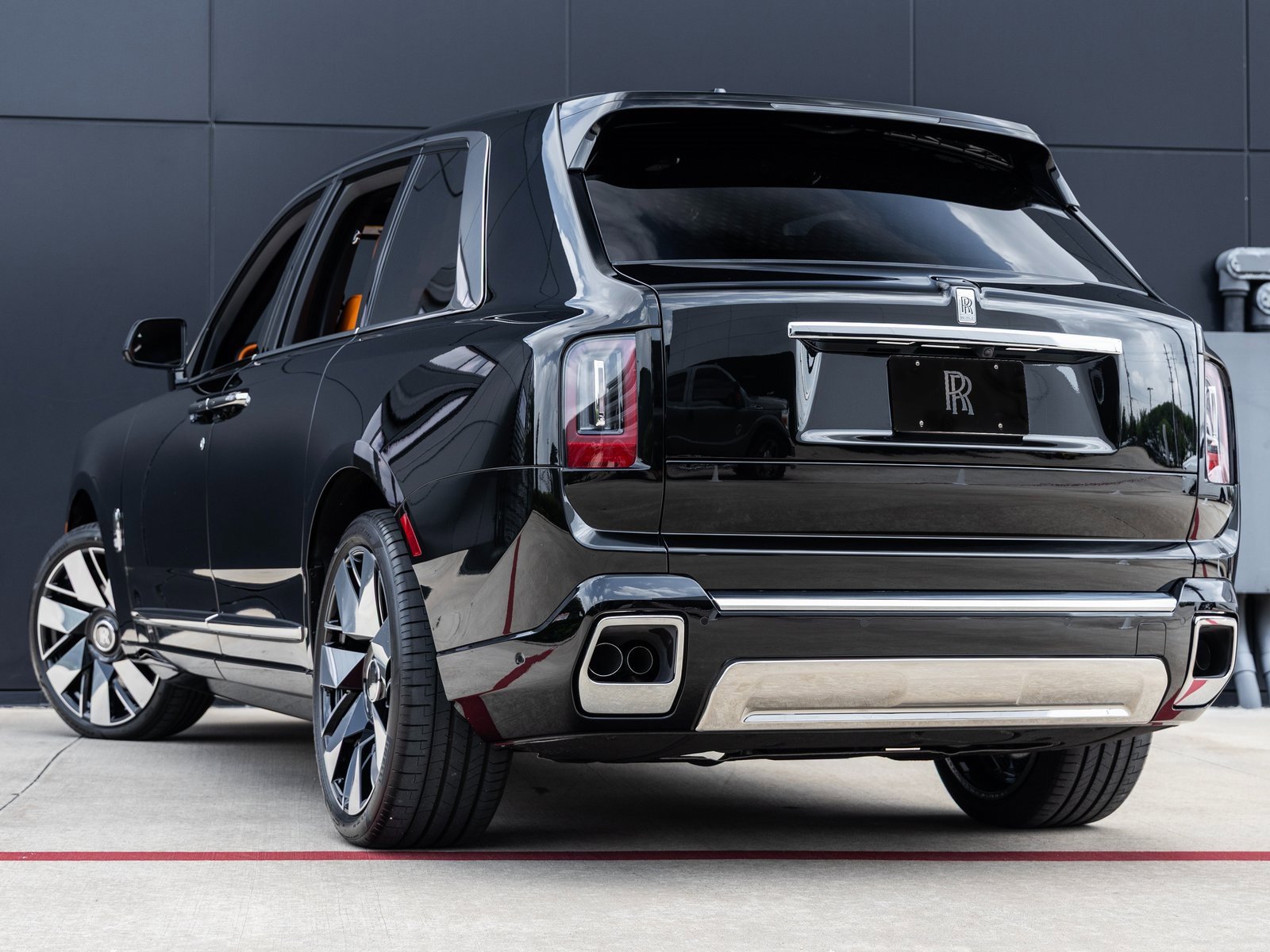 Used 2025 Rolls-Royce Cullinan image 2