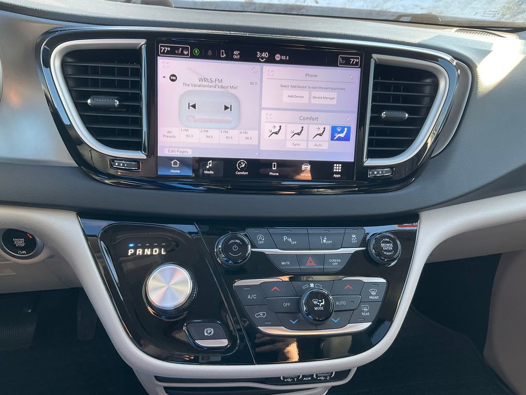 Used 2023 Chrysler Pacifica Touring-L image 9