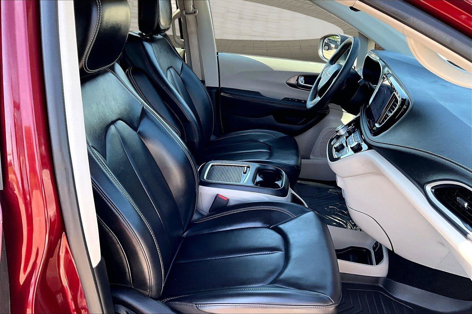 Used 2023 Chrysler Pacifica Touring-L AWD/4WD image 12