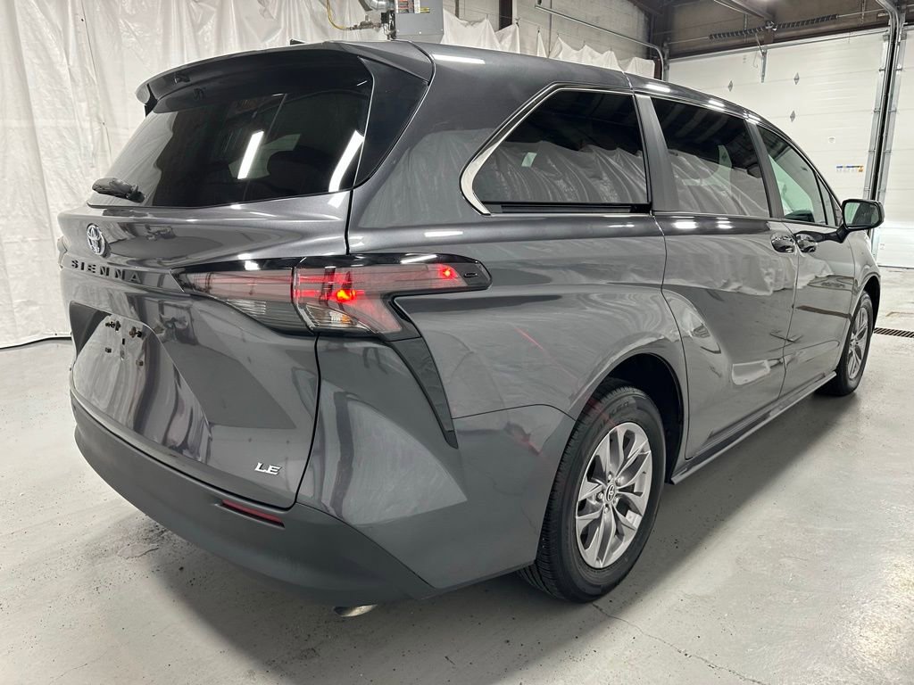 Used 2025 Toyota Sienna LE image 7