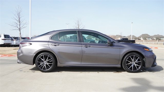 Used 2024 Toyota Camry SE image 10